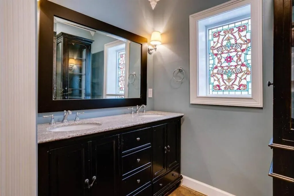 Elegant 6 Bedroom Home In Heart Of Memphis